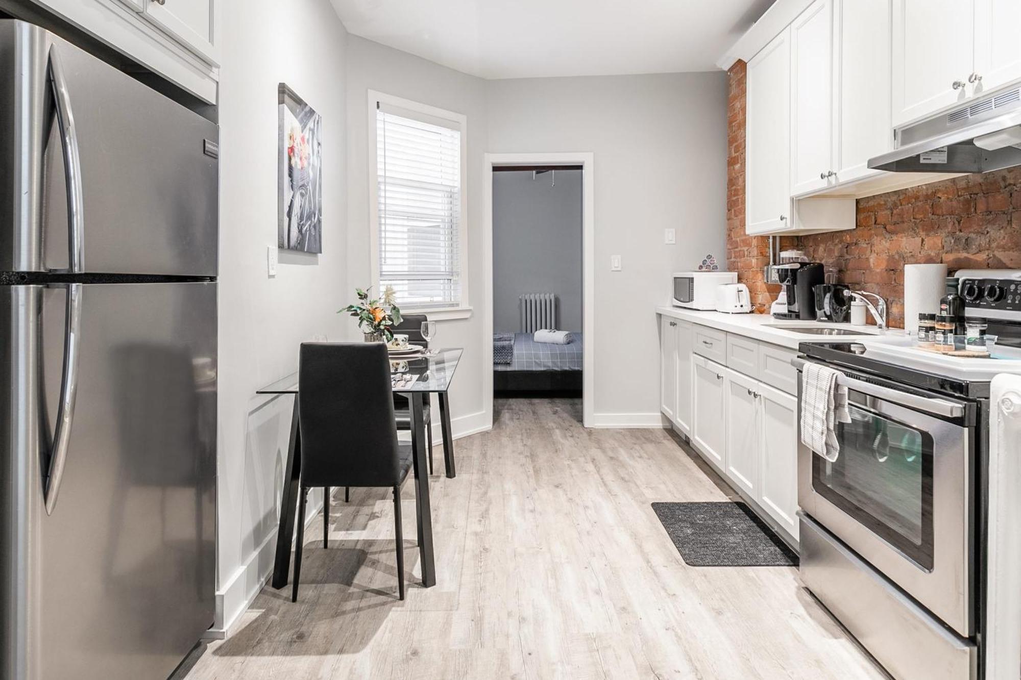 Upscale 2Br Condo With Netflix - Prime Location Hamilton Eksteriør bilde